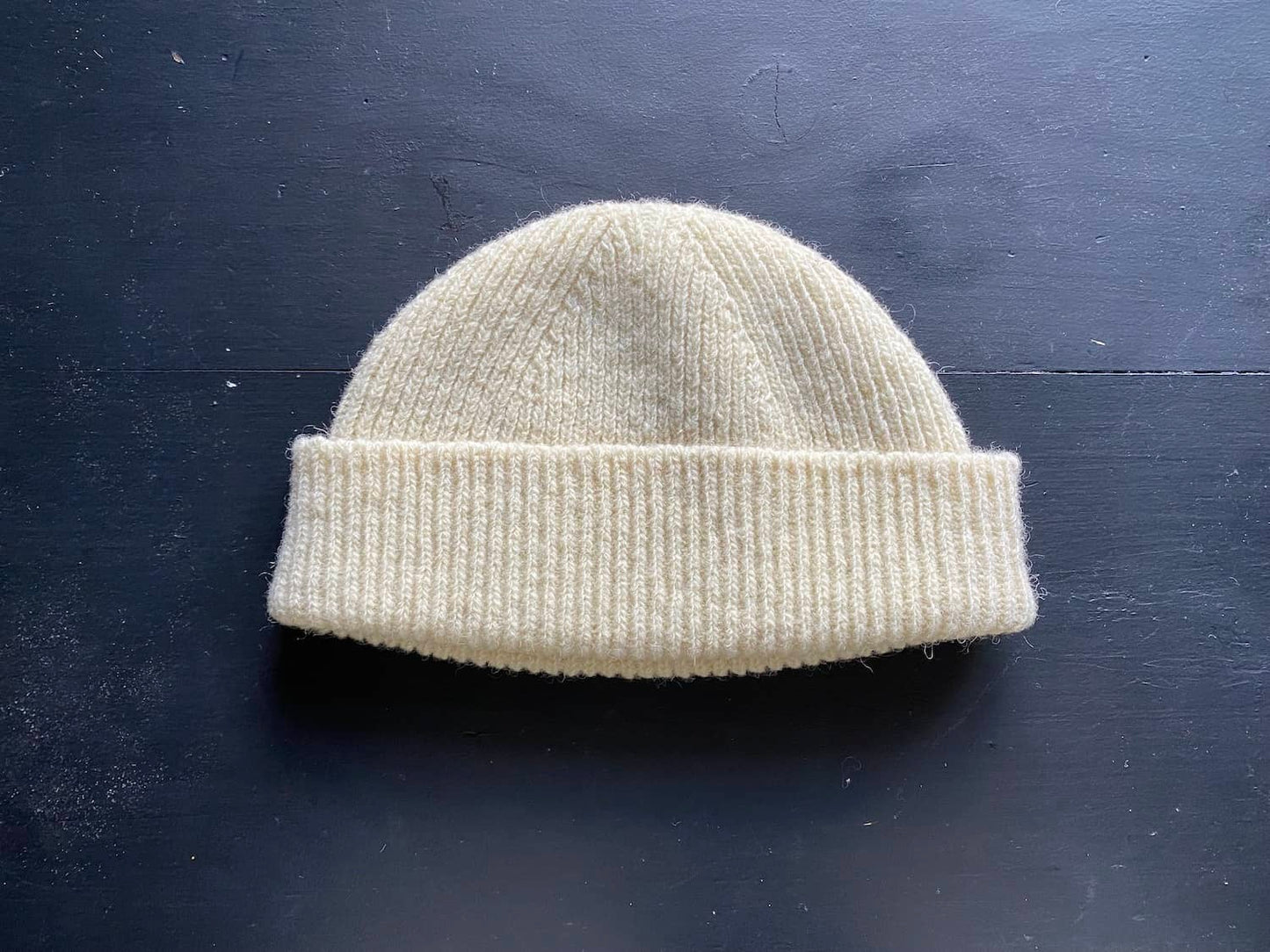 bonnet court à revers personnalisable blanc écru, laine française, pyrenees, marelha, france