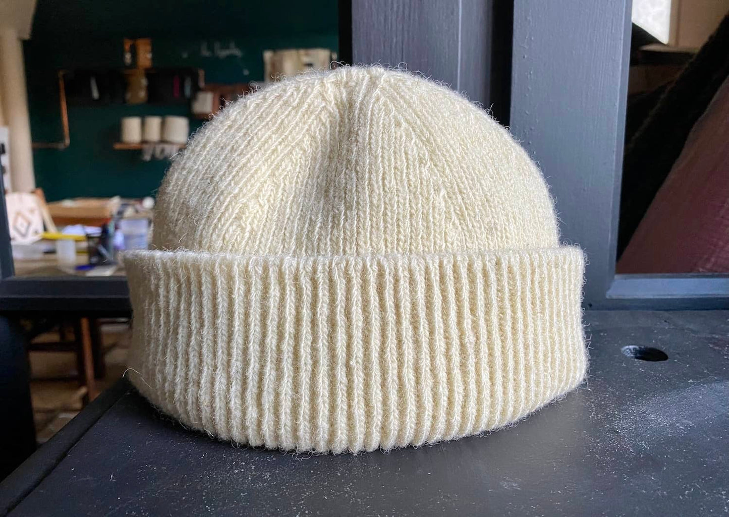 bonnet court à revers personnalisable blanc écru, laine française, pyrenees, marelha, france