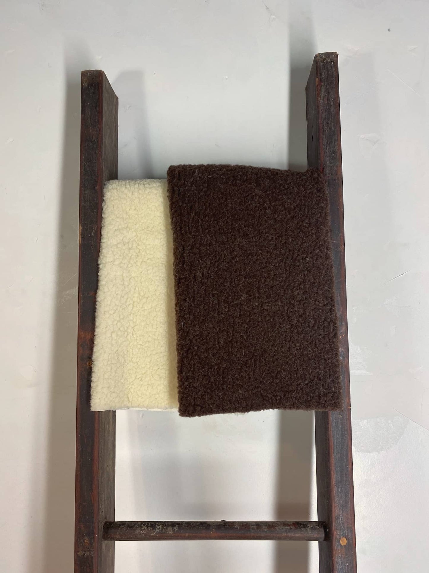 fourrure tricotée, laine française, marron, blanc écru, made in france, textile, décoration, pyrenees, marelha