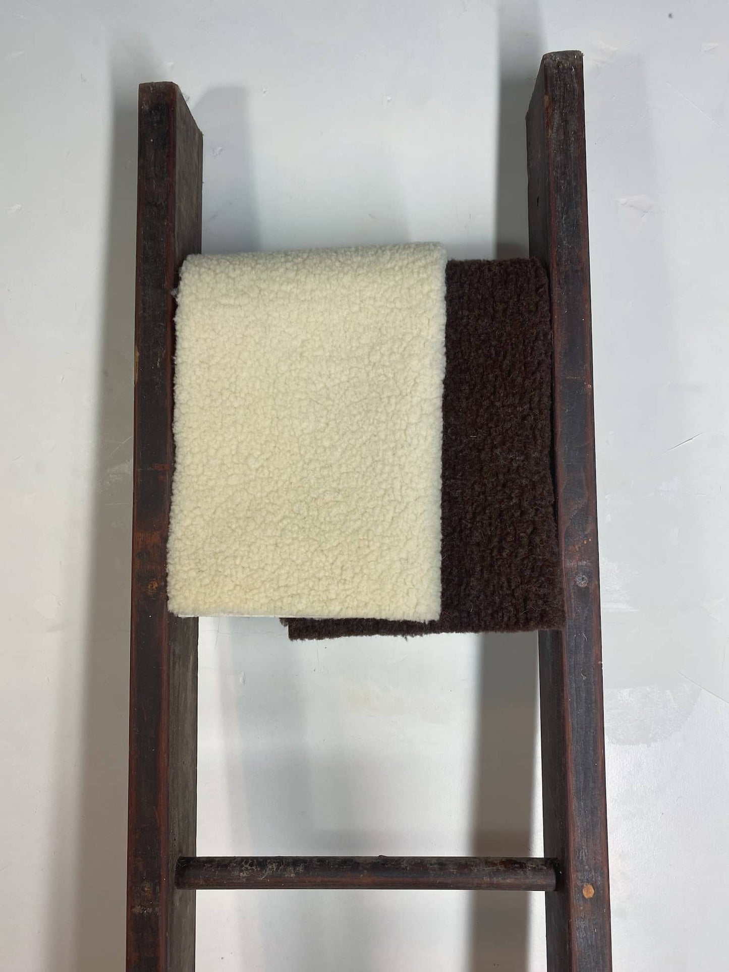 fourrure tricotée, laine française, blanc écru, marron, made in france, textile, décoration, pyrenees, marelha