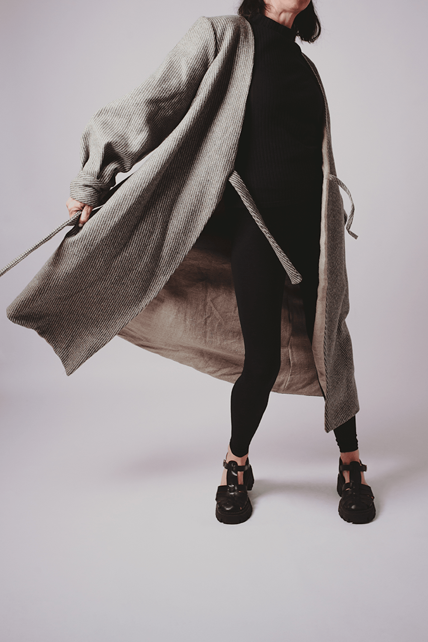 manteau long caches coeur tres sorores, femme, tricotine vert forêt, manches gonflantes et boutons aux poignets, col v, poches latérales, laine des pyrénées et laine recyclée, la tela