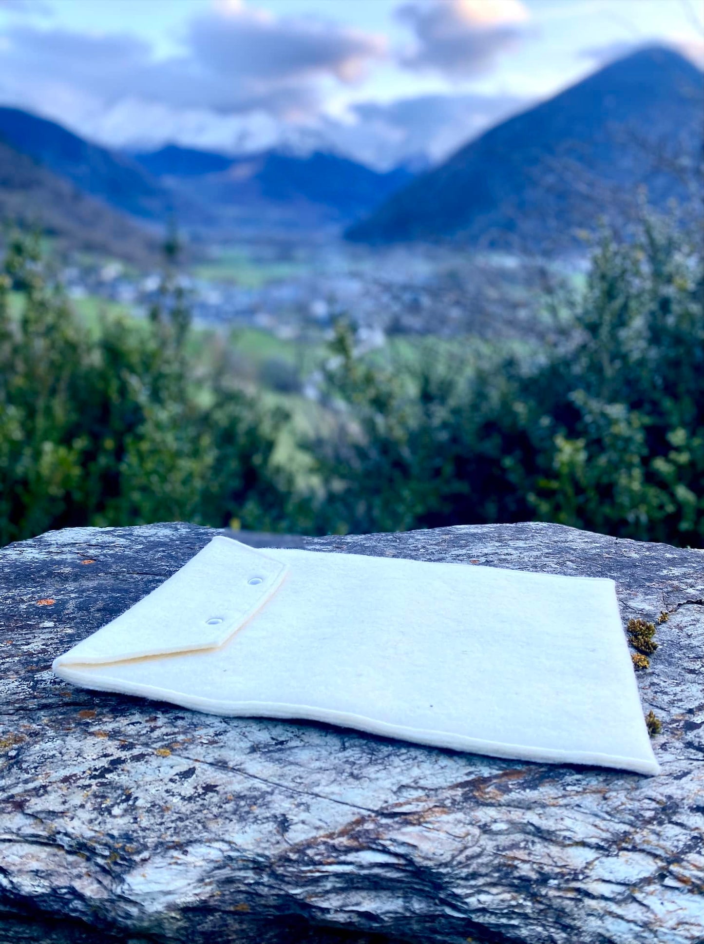 pochette d'ordinateur portable, laine des Pyrénées, 13 pouces, blanc écru, motif animal, marelha & le parc national des pyrénées, france