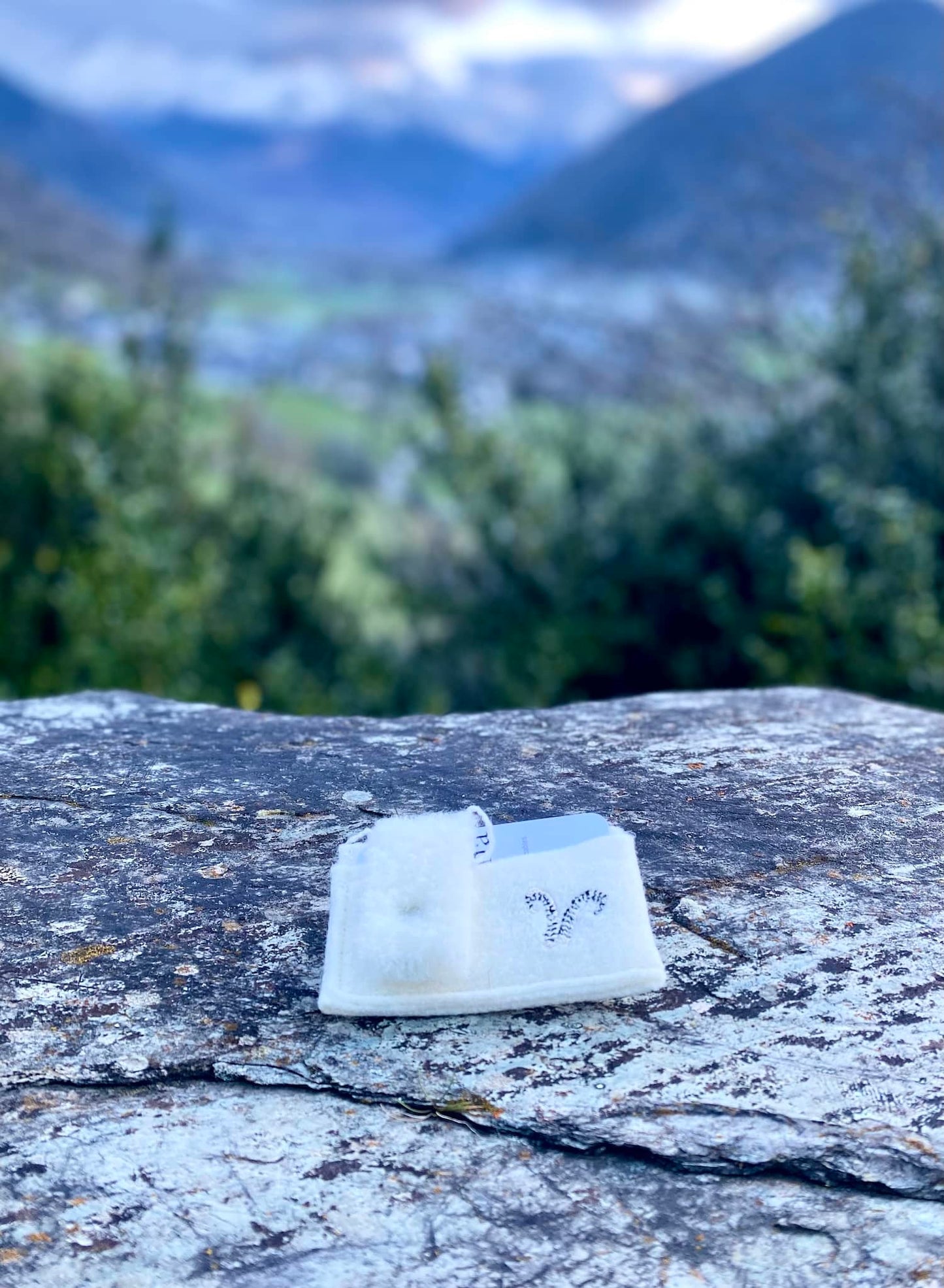 porte-cartes, laine des Pyrénées, blanc écru, motif animal, marelha & le parc nationale des pyrénées, france
