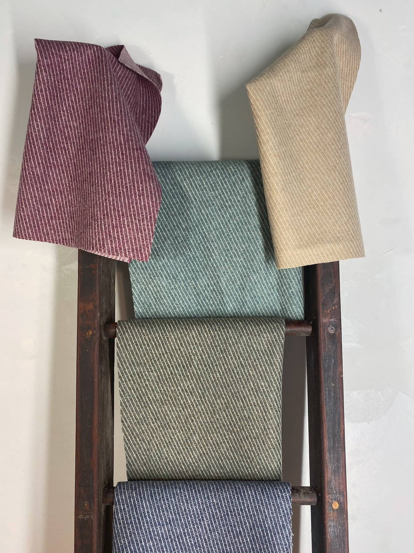 tissu sergé tricotine, rayé, laine francaise et laine recyclée, bleu, vert, rouge et beige, made in france, tissu haut de gamme, textile, décoration, pyrenees, marelha