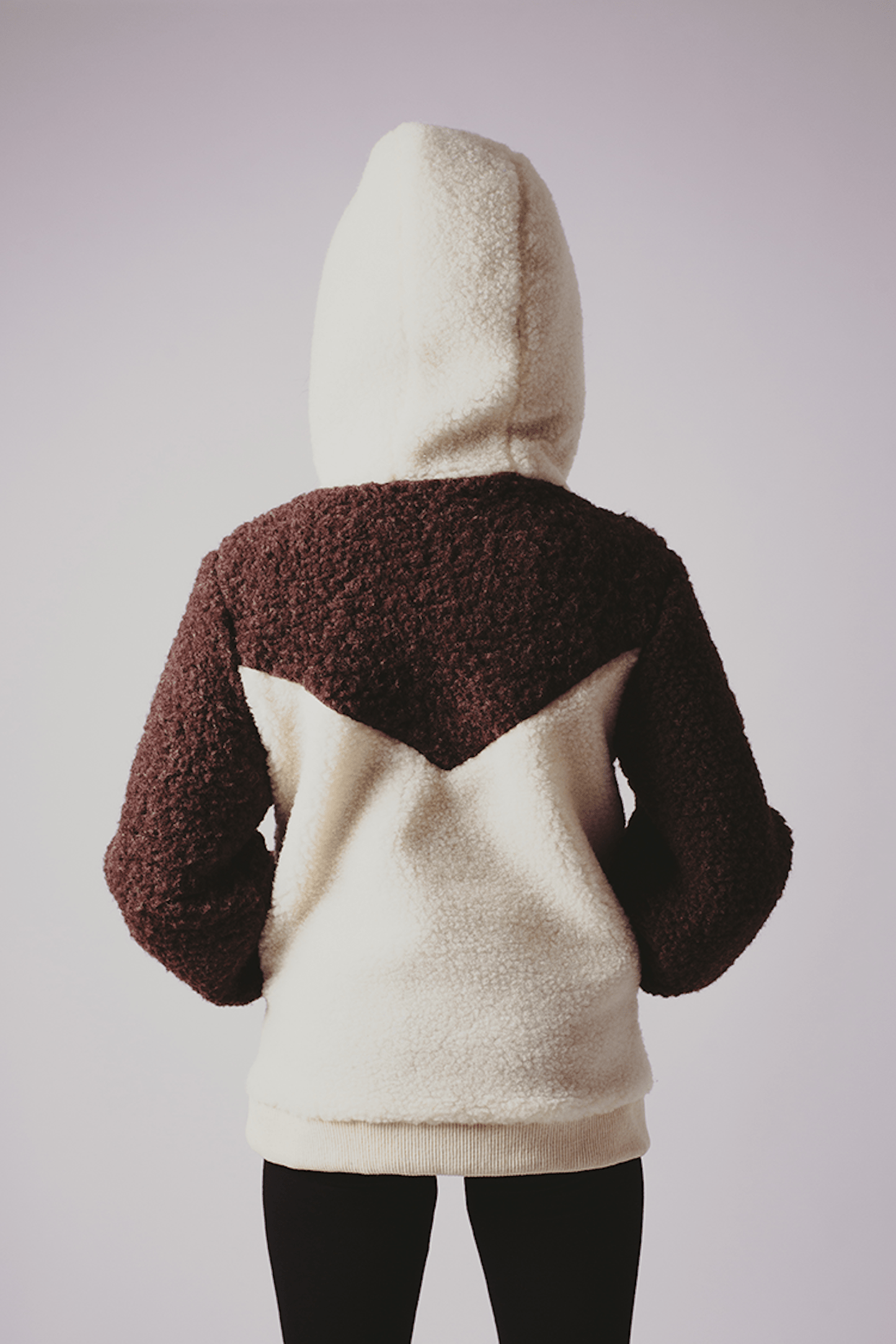 sweat oso, femme bicolore, blanc écru et marron, capuche, poches kangourou, laine française, pyrenees, la tela