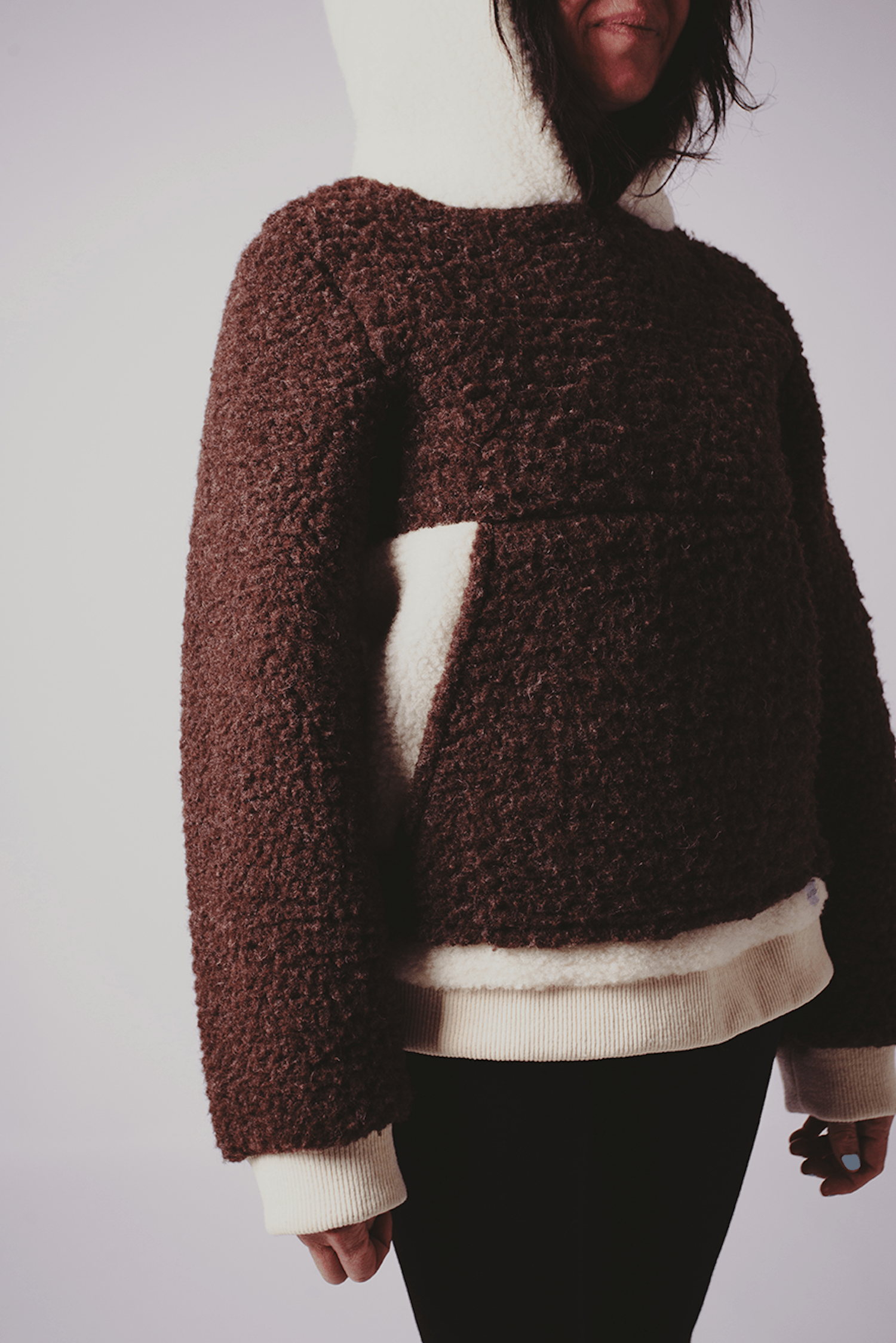 sweat oso, femme bicolore, marron et blanc écru, capuche, poches kangourou, laine française, pyrenees, la tela