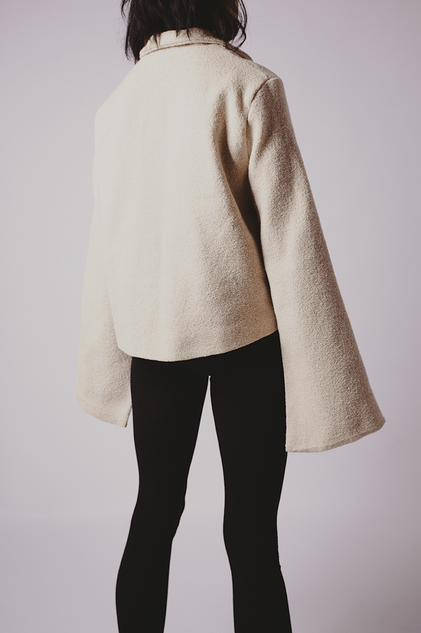 veste cape margalide, femme, laine des pyrénées, chanvre et lin, bure blanc écru, manches évasées, france, la tela