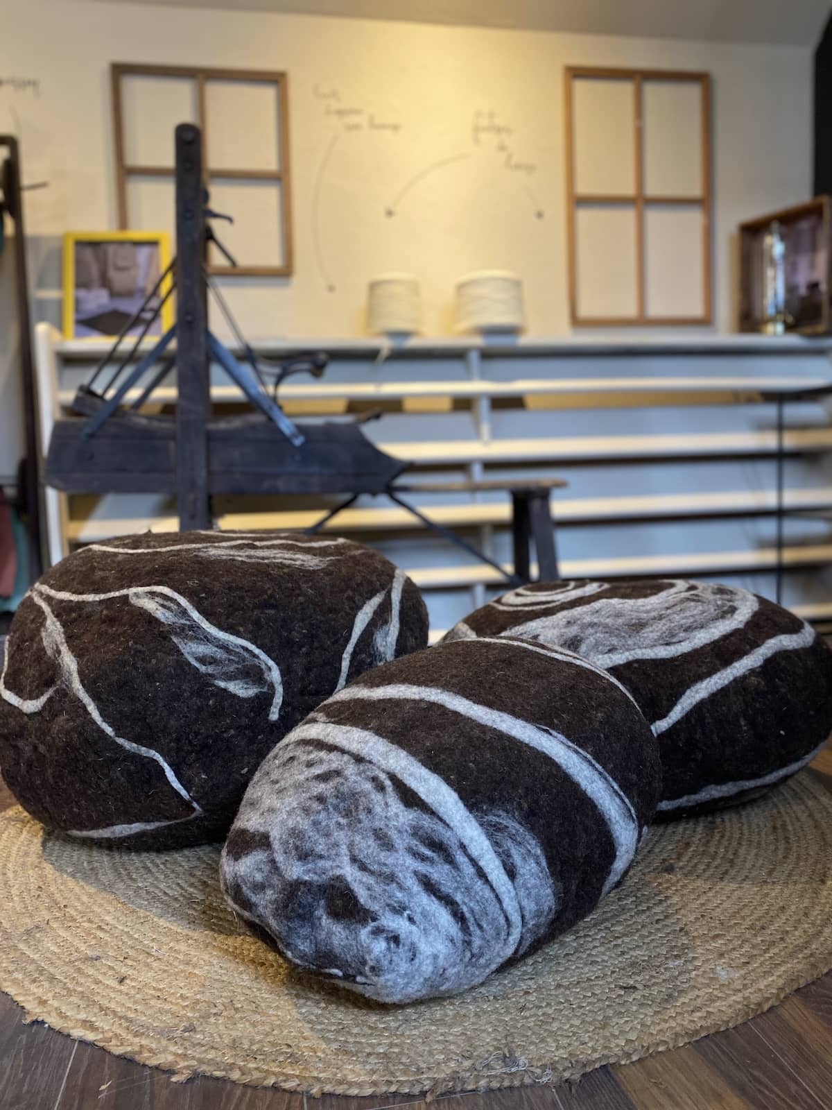la maison de la nature d'aulon, produits personnalisés écoresponsables, galets en laine feutrée, pyrénées, atelier, marelha