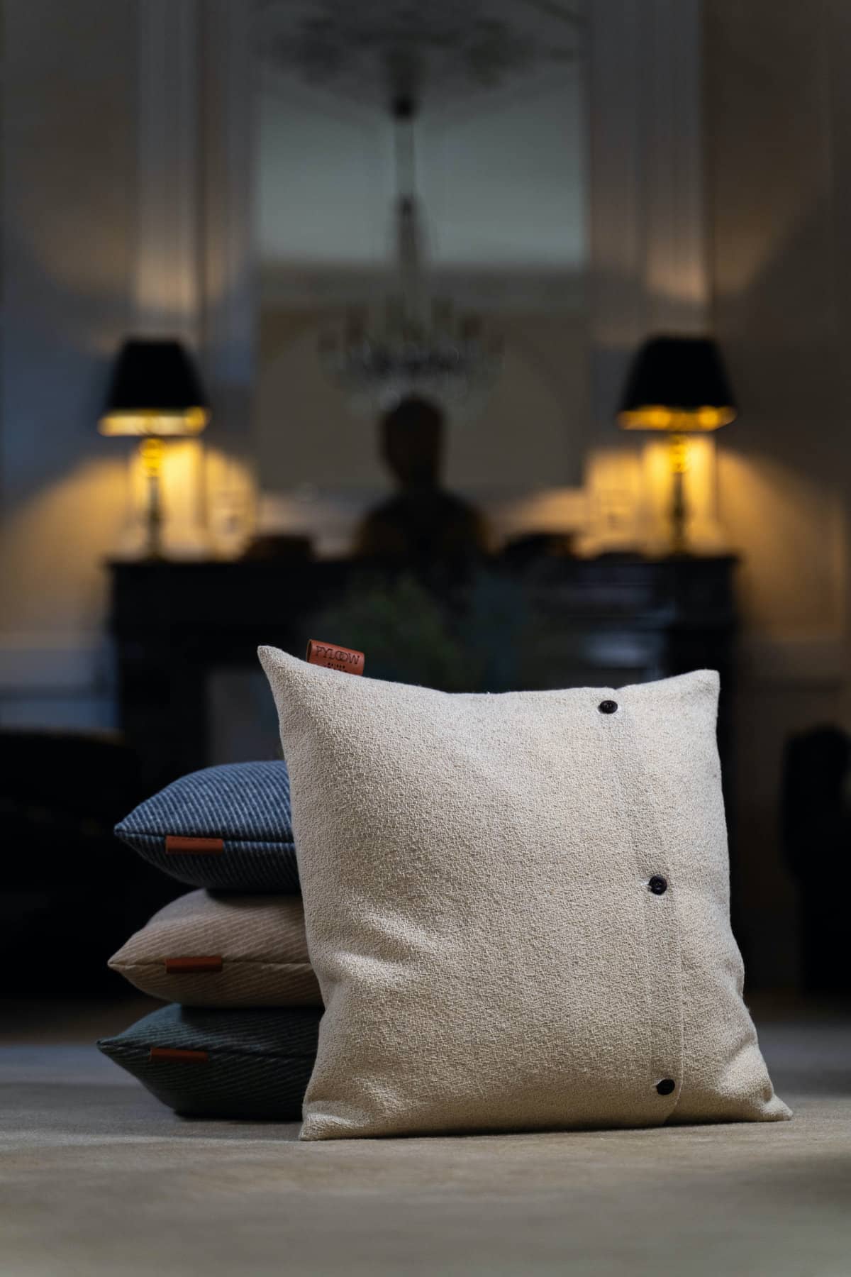 tissu bure, laine française et chanvre, blanc écru, exemple d'utilisation, décoration d'intérieur, coussin, made in france, pyrenees, marelha
