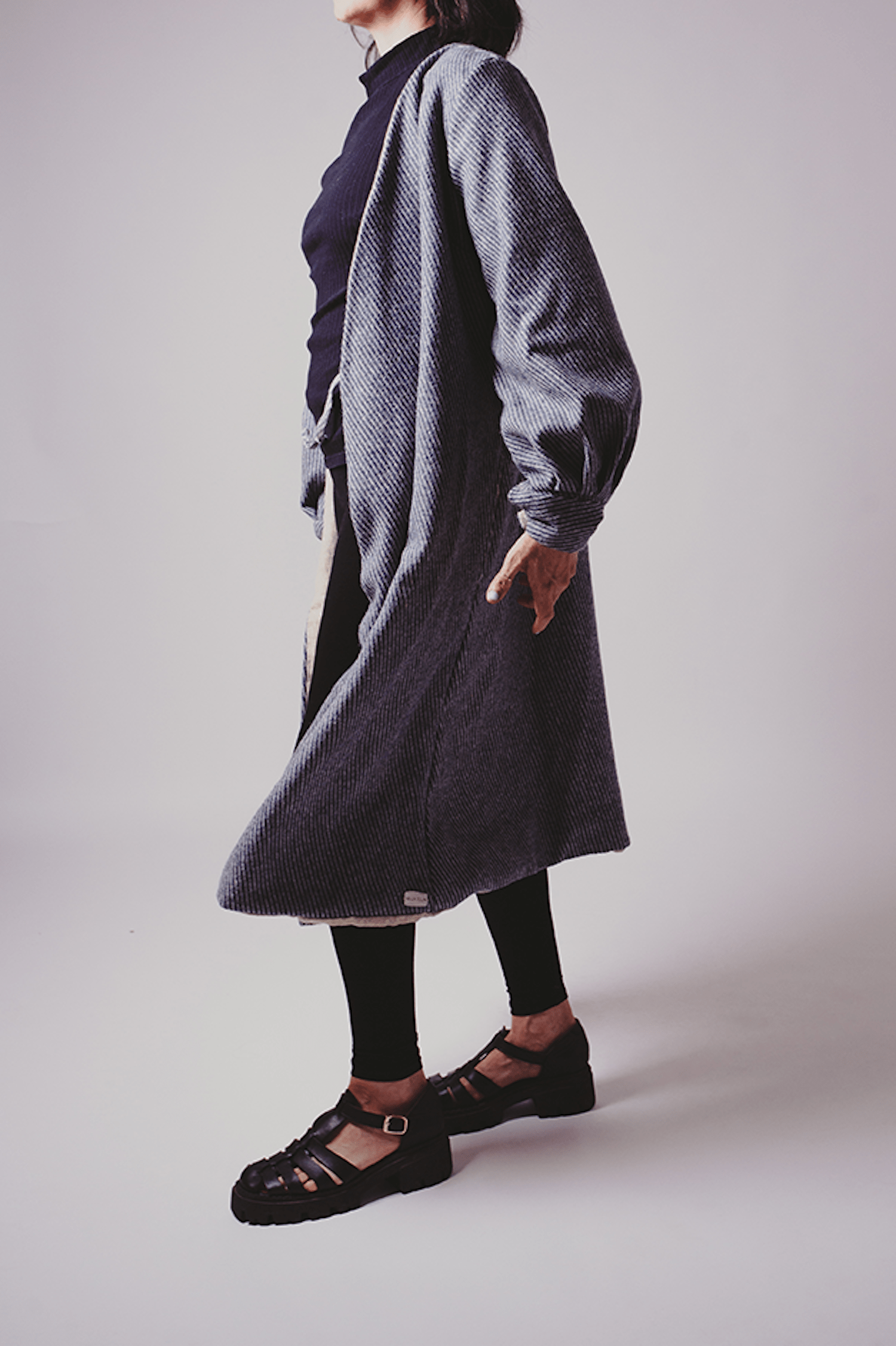 manteau long caches coeur tres sorores, femme, tricotine bleu, manches gonflantes et boutons aux poignets, col v, poches latérales, laine des pyrénées et laine recyclée, la tela