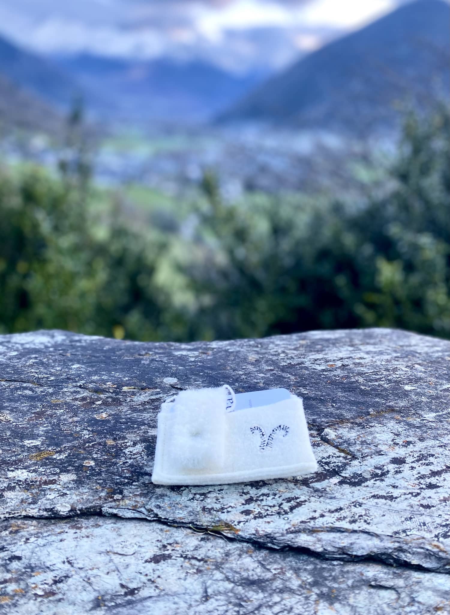 porte-cartes, laine des Pyrénées, blanc écru, motif animal, marelha & le parc nationale des pyrénées, france