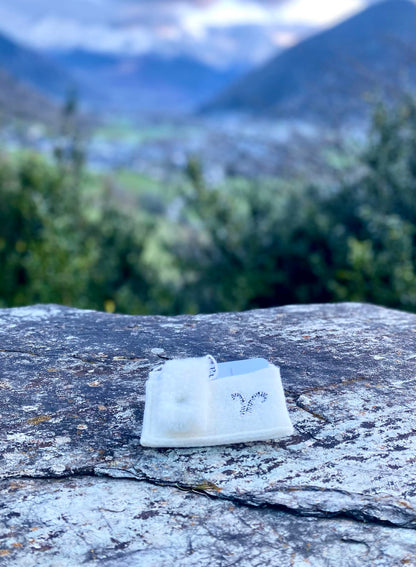 porte-cartes, laine des Pyrénées, blanc écru, motif animal, marelha & le parc nationale des pyrénées, france